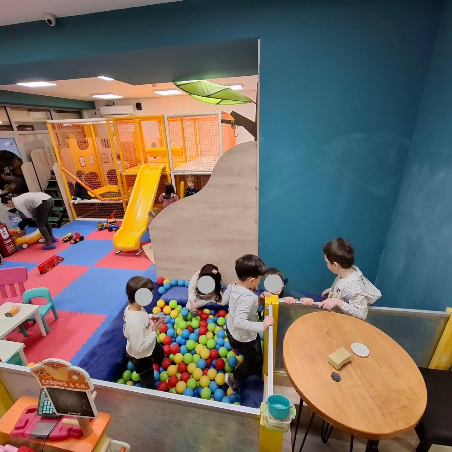 Базен со топчиња